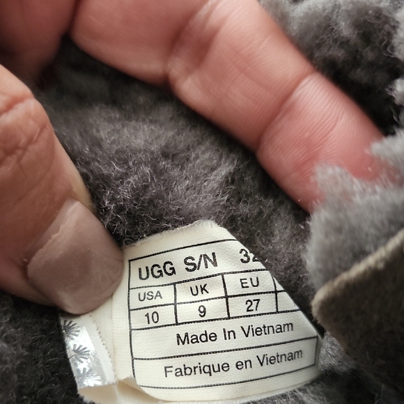 UGG Gray Boots with Classic Design and Fluffy Lining - Picture 9 of 9